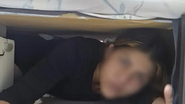 107 suç kaydı olan kadın hırsız, polis baskınında baza altında yakalandı