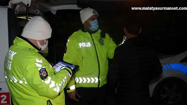 2 suçtan aranan şüpheli, trafik ekiplerince kıskıvrak yakalandı