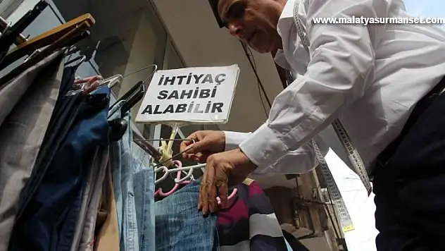 68 Yaşındaki terzi yıllardır 'Askıda Kıyafet' ile ihtiyaç sahiplerini sevindiriyor
