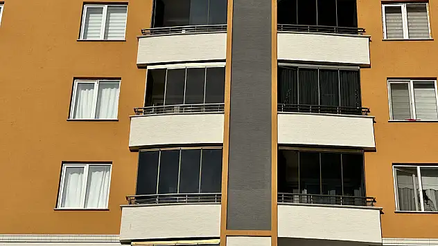 7'nci Kattaki Balkondan Düşen Genç Hayatını Kaybetti