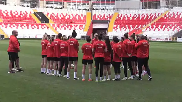 A Milli Kadın Futbol Takımı, Azerbaycan maçı hazırlıklarını tam kadro sürdürdü