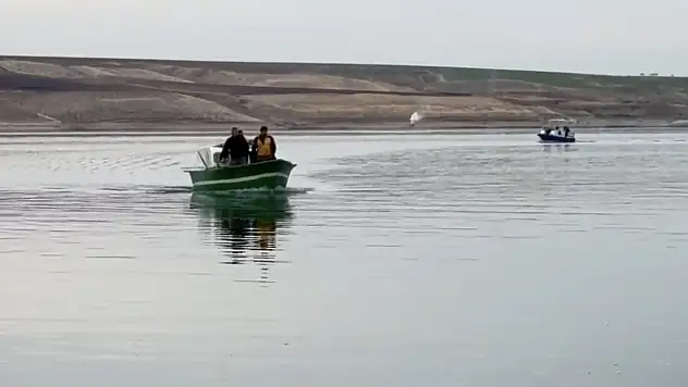 Adıyaman'da baraj gölünde tekne alabora oldu: 5 kişiden 1'i kayıp
