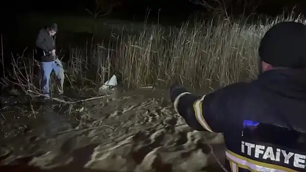 Adıyaman'da sele yakalanan araç suya gömüldü