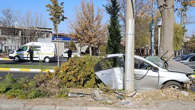 Ağaca çarpan otomobil ikiye bölündü: 2 ölü 1 yaralı