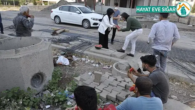 Ak Parti Yenişehir İlçe Başkanı Kaya, inşaat işçilerine karpuz ikram etti