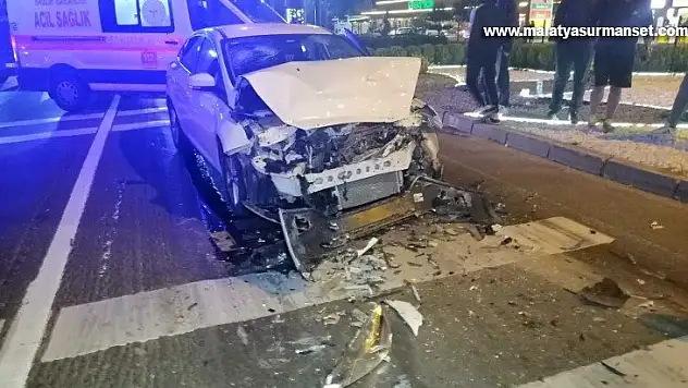 Alkollü sürücü kırmızı ışıkta bekleyen tıra çarptı: 1 yaralı
