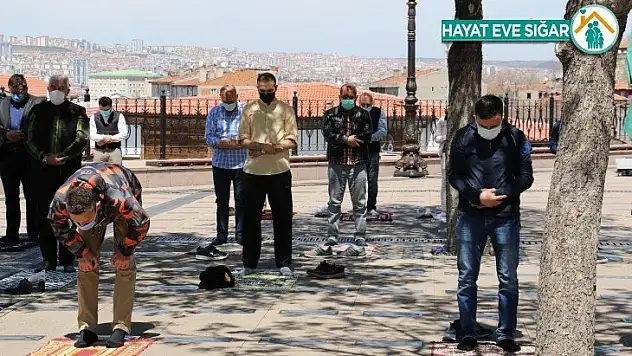 Ankara'da cuma namazı pandemi şartları altında kılındı