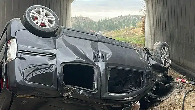 Araç otoyol köprüsünden düştü: 2 ölü, 3 yaralı