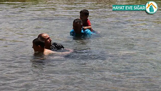 Aşırı sıcaklardan bunalan Arabanlılar çay suyuna akın etti
