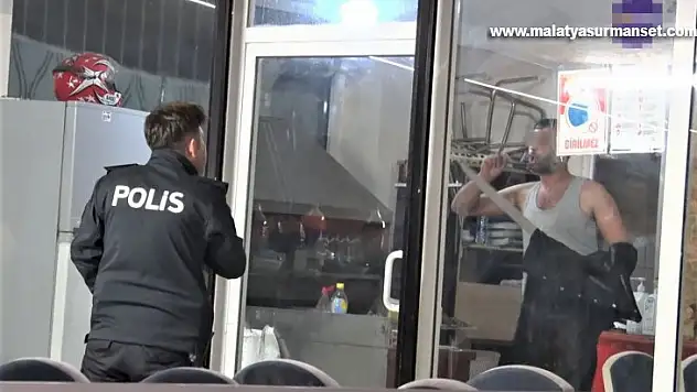 Ayağına savcı isteyip döner bıçağıyla kendini restorana kilitledi, korku dolu anlar yaşattı
