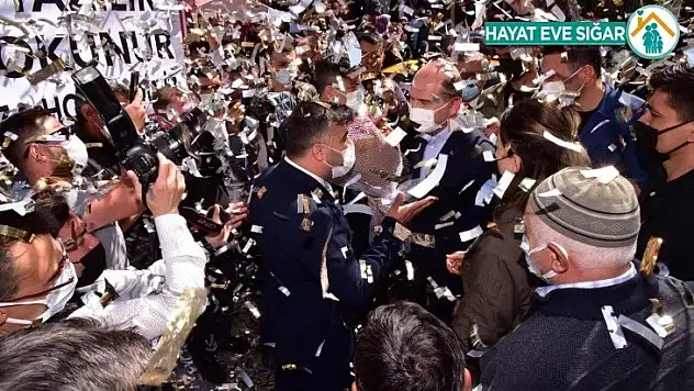 Bakan Soylu'yu Afyonkarahisarlı esnaf havai fişek ve konfeti patlatarak karşıladı