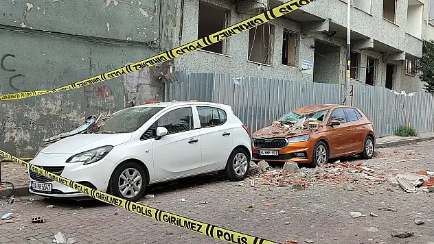 Balkon Çöktü 2 Araç Kullanılmaz Hale Geldi