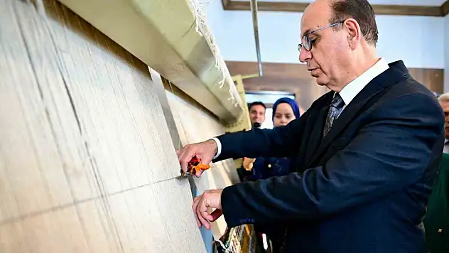 Başkan Geçit, halı dokuma kursunda kesim törenine katıldı