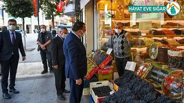 Başkan Gürkan esnafları gezdi, vatandaşlarla sohbet etti