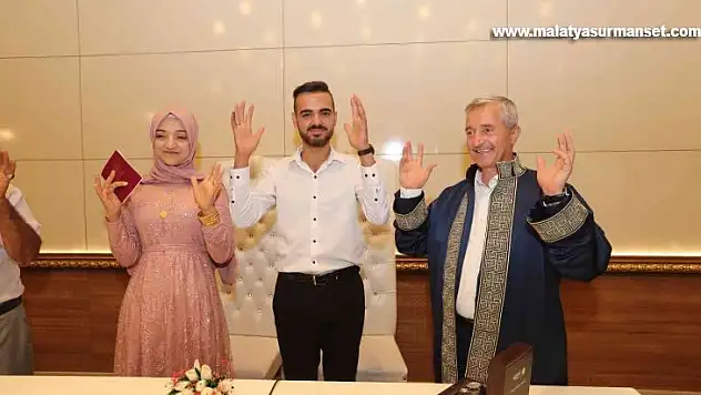 Başkan Tahmazoğlu, işitme engelli çiftin nikahını işaret diliyle kıydı
