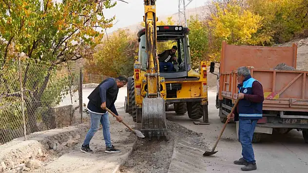 Battalgazi Belediyesi Çamurlu Mahallesi'nde asfalt yama çalışması yaptı