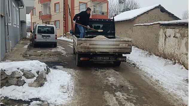 Battalgazi Belediyesi'nin buzlanmaya karşı tuzlama çalışması sürüyor