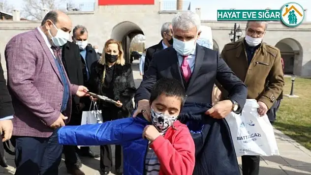 Battalgazi'de 650 çocuğa kışlık kıyafet ve kırtasiye yardımı