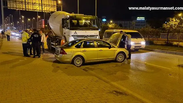 Beton mikseri otomobili metrelerce sürükledi, kadın yolcu sinir krizi geçirdi
