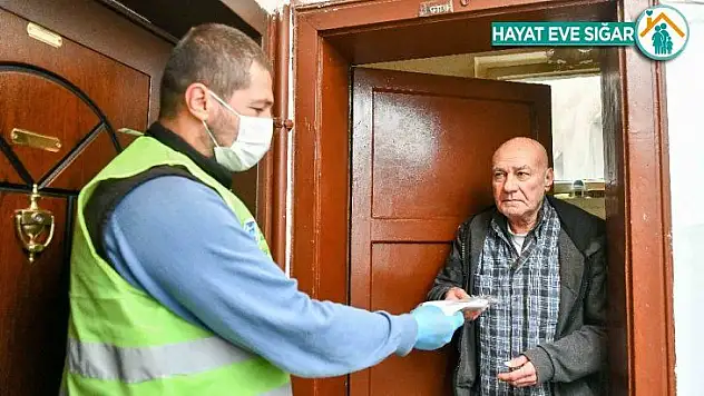 Büyükşehirden muhtarlara, büfeci esnafına ve 65 yaş üstü vatandaşlara maske desteği