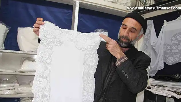 Celal Erdönmez 40 yıldır yaptığı nakışlarla genç kızların çeyizini süslüyor