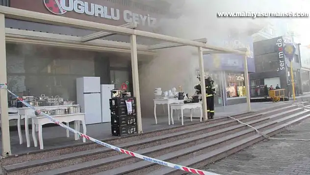 Çeyiz mağazasında yangın: 8 çalışan dumandan etkilendi