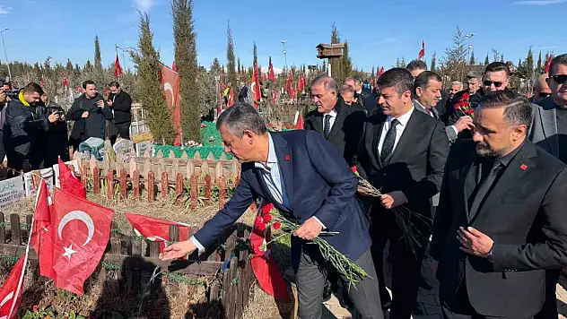 CHP Genel Başkanı Özgür Özel deprem şehitliğini ziyaret etti