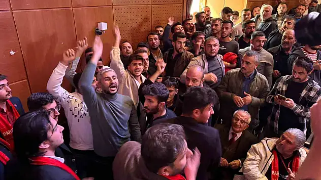 CHP İl Kongresi'nde yumruklar havada uçuştu