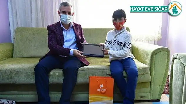 Çınar'dan tablet almaya hak kazanan öğrencilere sürpriz ziyaret