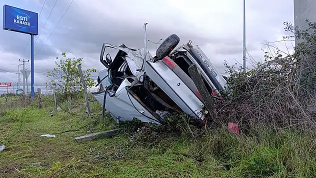 Ciple çarpışan otomobil hurdaya döndü: 1'i ağır 2 yaralı