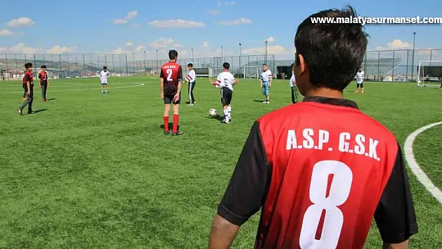 Çocuklar dostluk maçında hünerlerini sergiledi