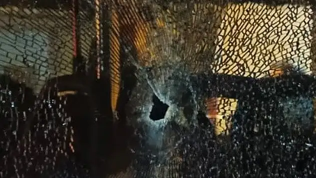 Çok sayıda yolcunun bulunduğu otobüse silahlı saldırı anı kamerada