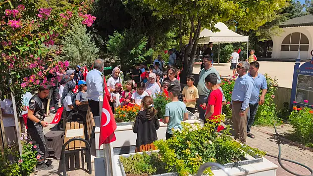 Çukurdere Kuran Kursu Öğrencilerinden Şehitlik Ziyareti