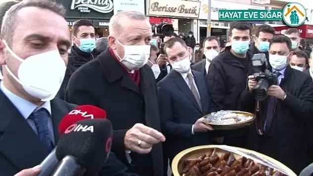 Cumhurbaşkanı Erdoğan'dan gazetecilere sucuk şekeri ve pestil ikramı