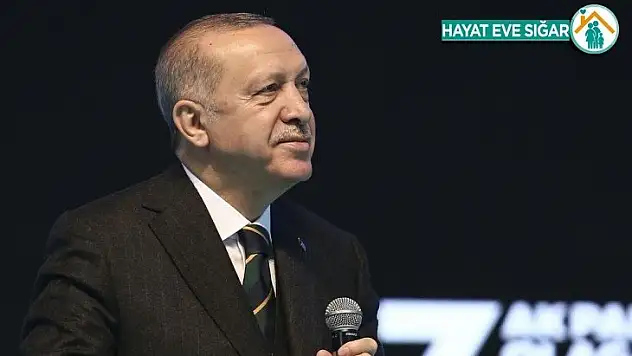 Cumhurbaşkanı Recep Tayyip Erdoğan, bin 428 geçerli oyun tamamını alarak yeniden AK Parti Genel Başkanı seçildi.