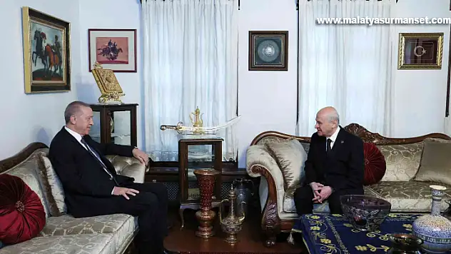 Cumhurbaşkanı Recep Tayyip Erdoğan ile Milliyetçi Hareket Partisi Genel Başkanı Devlet Bahçeli arasındaki ikili görüşme sona erdi. Görüşme yaklaşık 1 saat sürdü.