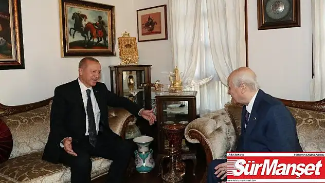 Cumhurbaşkanı Recep Tayyip Erdoğan, üst solunum yolu rahatsızlığı geçiren MHP Lideri Devlet Bahçeli'ye Beytepe Mahallesi'nde bulunan evinde geçmiş olsun ziyaretinde bulunuyor.