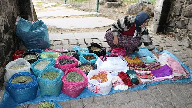 Dağda topladığı bitkisel ürünler ve çeyizliklerle geçimini sağlıyor