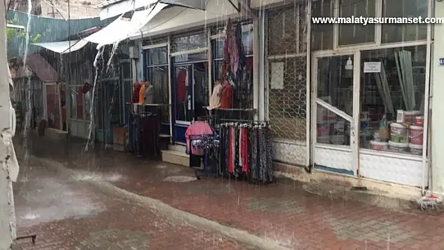 Darende'de sağanak yağış hayatı olumsuz etkiledi