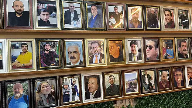 Deprem şehitlerinin fotoğrafları 3 yıldır çay ocağının duvarında asılı