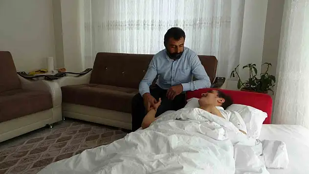 Depremde dili boğazına kaçan Muhammed'in yaşam mücadelesi sürüyor