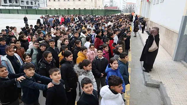 Depremde hayatını kaybedenler Elazığ'daki okullarda anıldı
