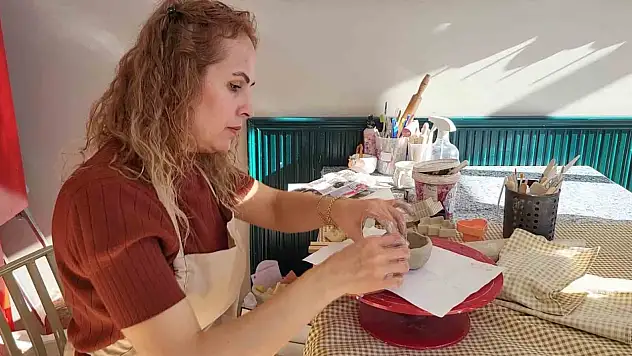 Depremde yaşadıklarını unutmak için sanata yöneldi