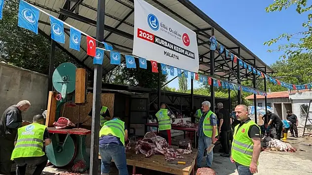 Depremzede ve ihtiyaç sahibi ailelere kurban eti ulaştırıldı