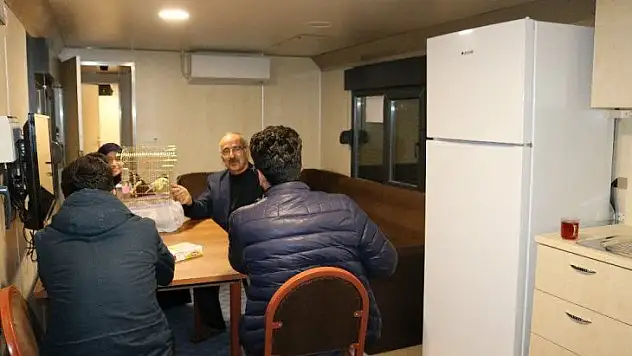Depremzedelerin gündüz vakti vagonlarda yaşamları