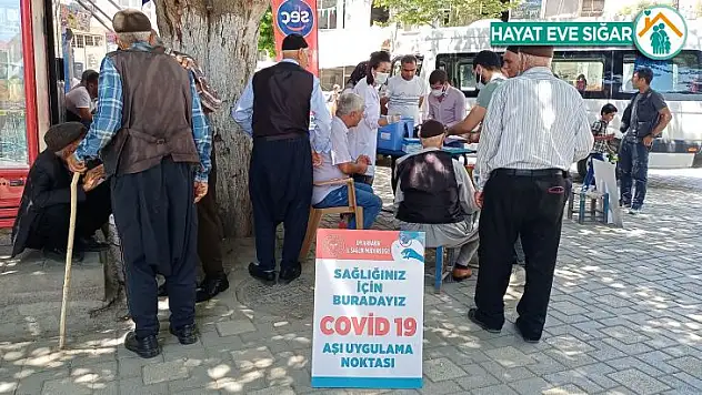 Dicle ilçesindeki merkez çarşıda ve halk pazarı önünde yerinde randevusuz aşı uygulaması