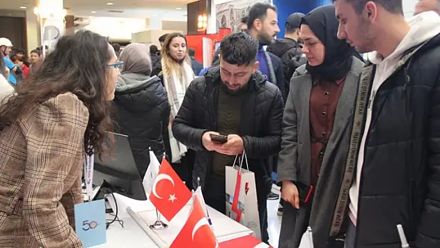 Dicle Üniversitesi'nde Düzenlenen Güneydoğu Kariyer Fuarı'nda Fırat Edaş Standına Büyük İlgi 