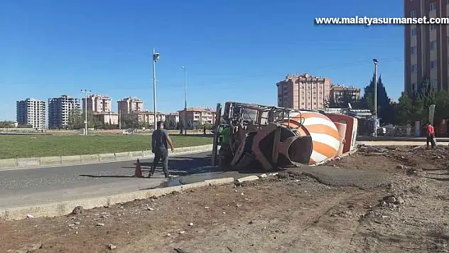 Diyarbakır'da beton mikseri kavşağı dönemeyerek kaldırıma devrildi, sürücü yaralandı