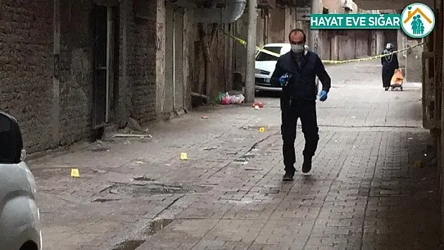 Diyarbakır'da torbacılar çatıştı, 1 kadın yoldan geçerken vuruldu