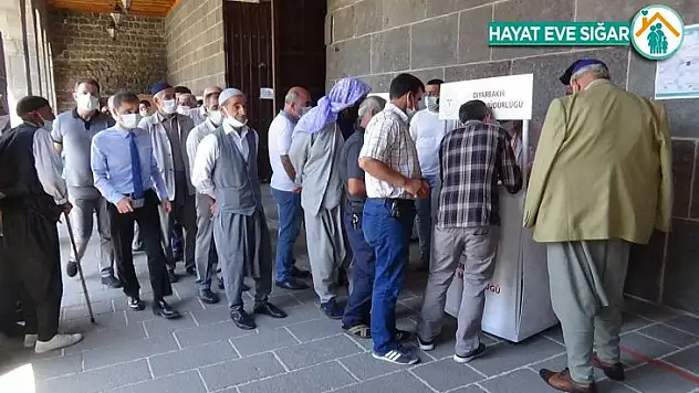 Diyarbakır'da vatandaşlar randevusuz aşı olmak için sıraya girdi